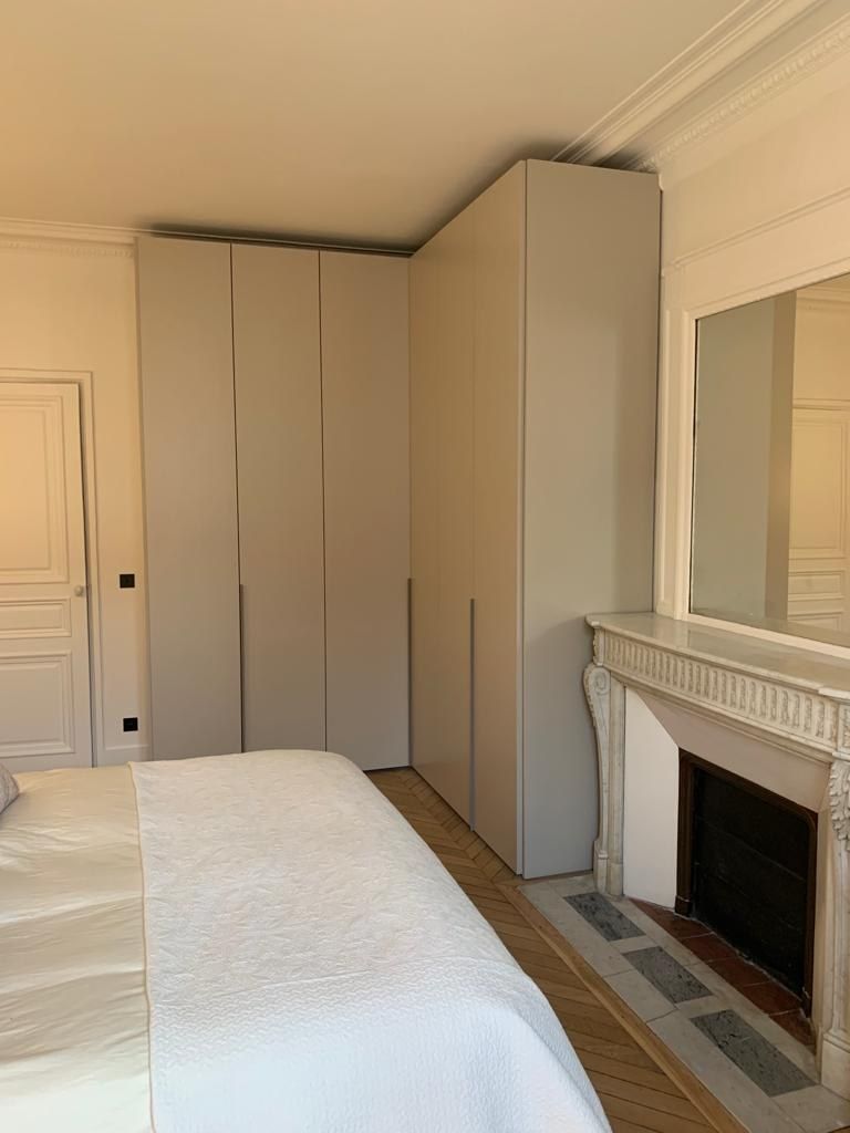 Chambre avec dressing pleine hauteur et cheminée en marbre conservée