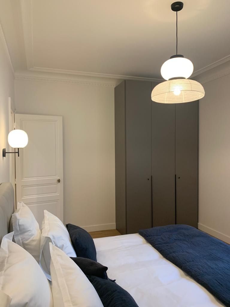 Chambre avec dressing intégré toute hauteur et menuiseries laquées