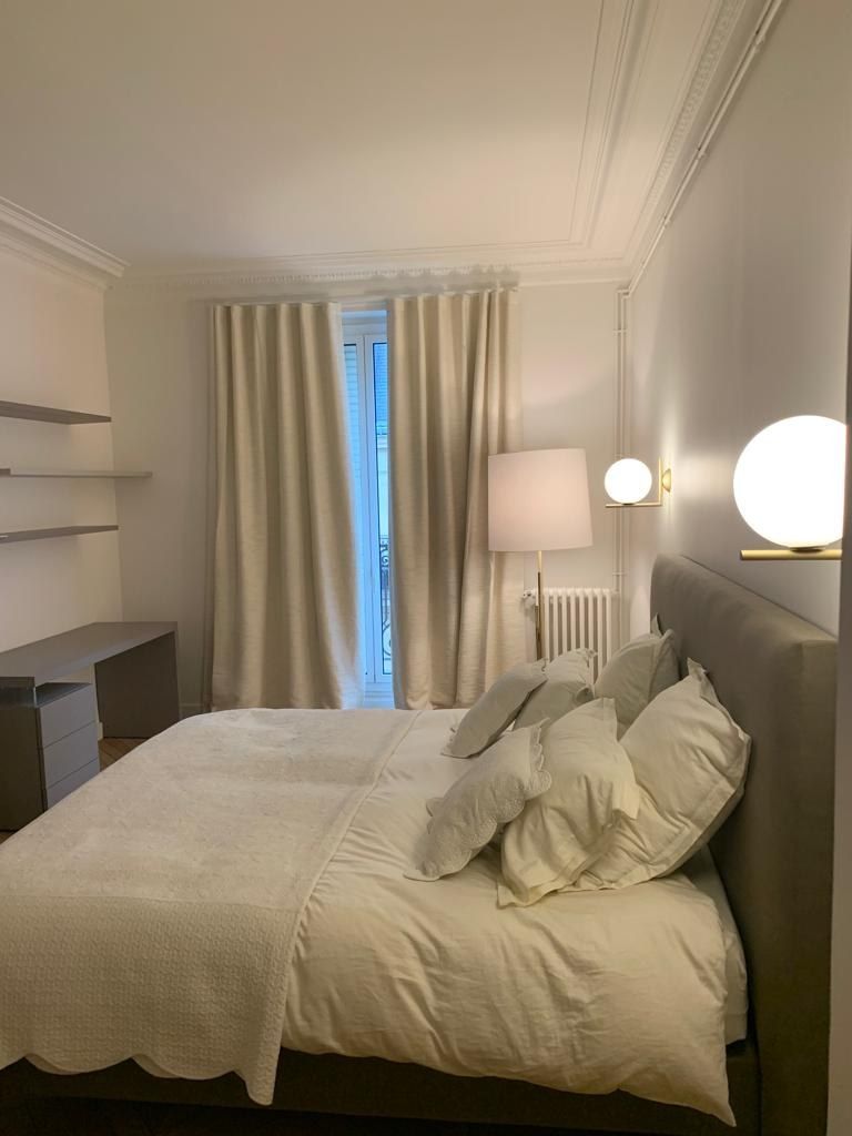 Chambre avec étagères et bureau sur mesure intégrés au mur