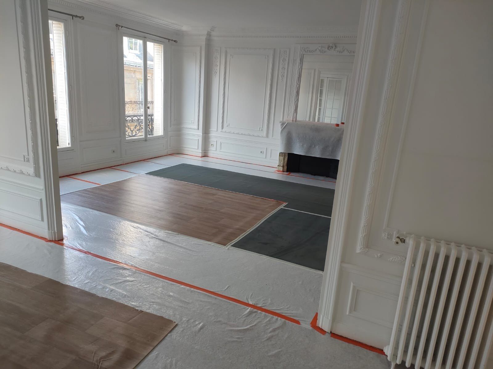 Appartement en travaux, sols protégés et parquet préservé