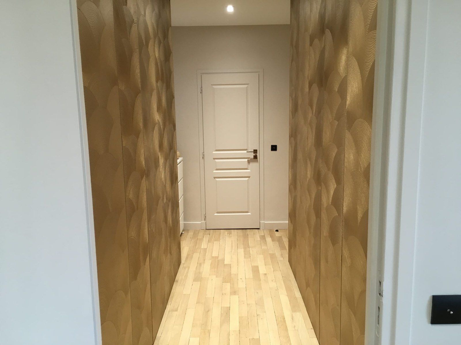 Couloir traité en enduit décoratif texturé, du sol au plafond