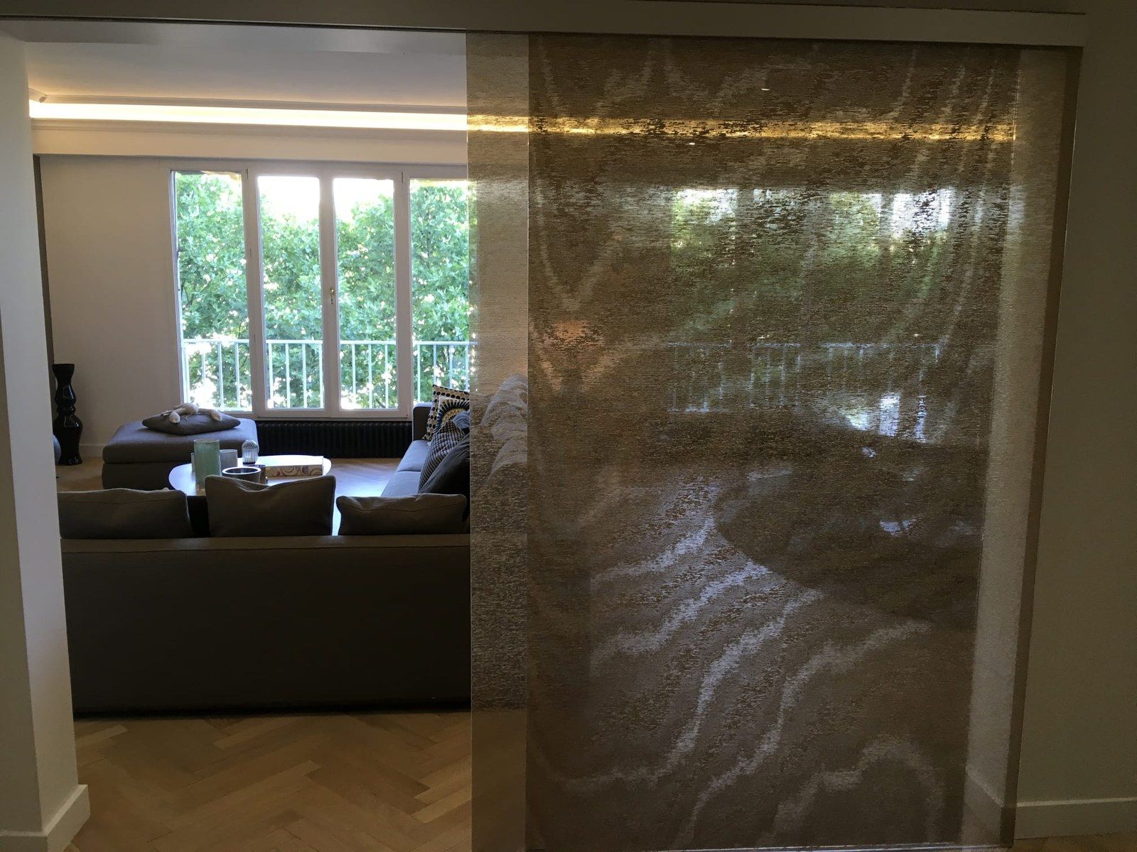 Enduit décoratif à effet métallisé sur un mur de séjour