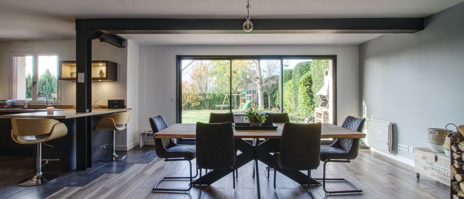 Pièce de vie ouverte sur le jardin par de grandes baies vitrées