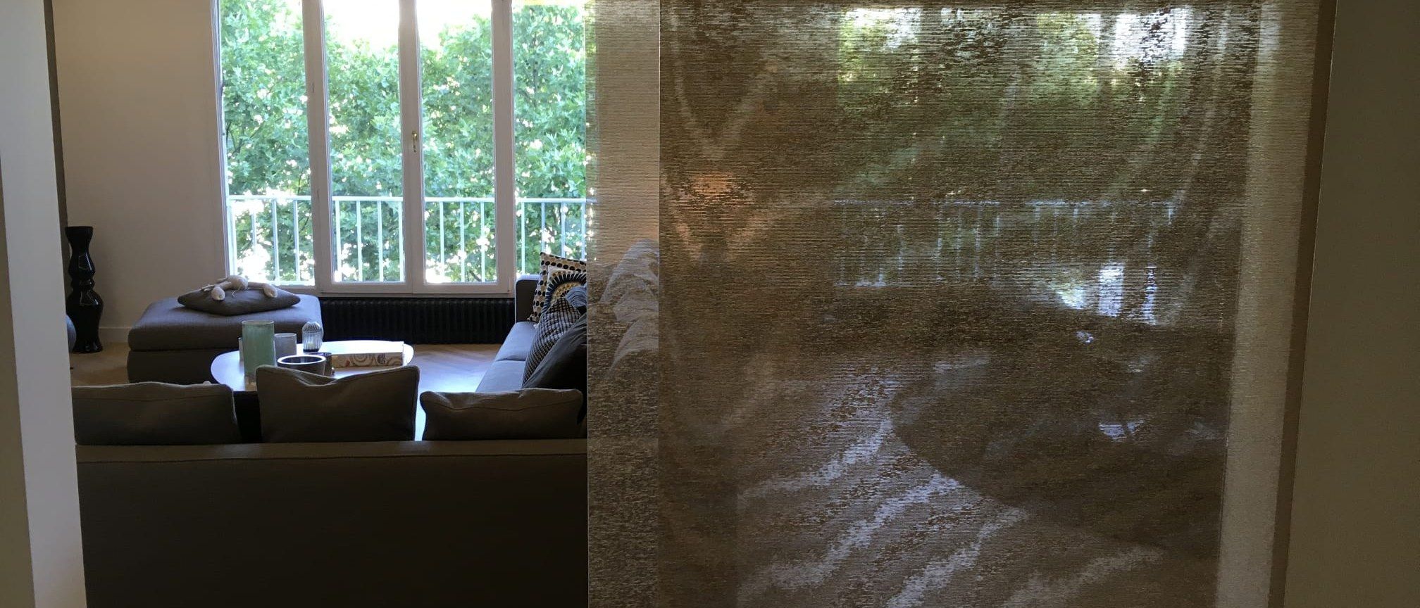 Enduit décoratif à effet métallisé sur un mur de séjour