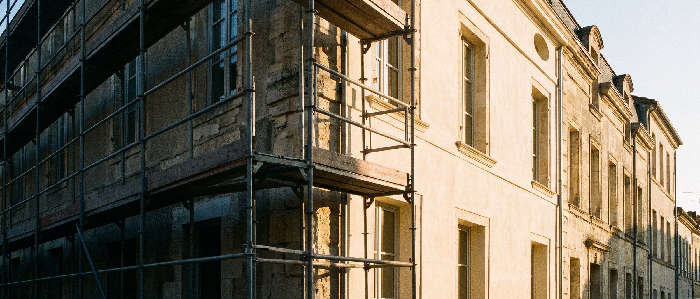 Échafaudage monté le long d'une façade en cours de ravalement
