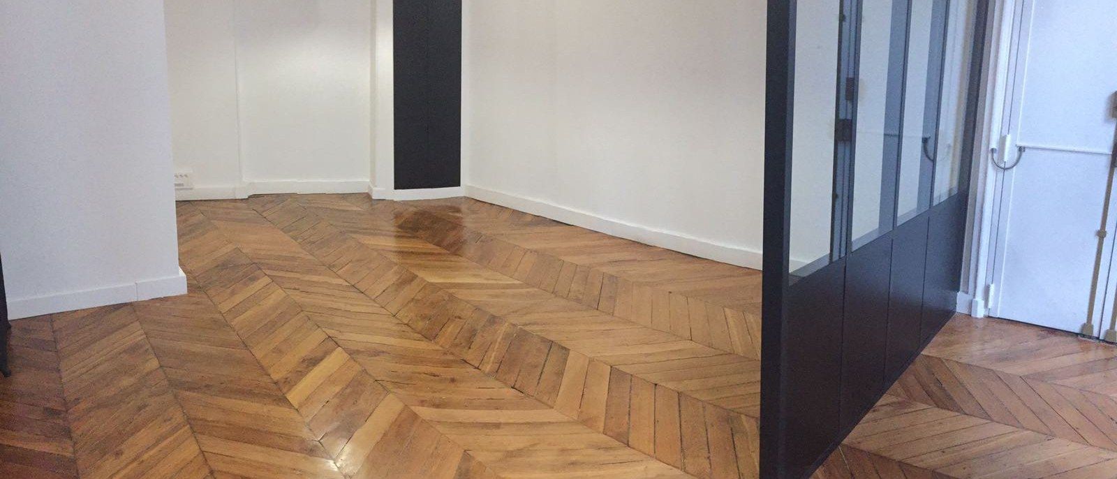 Pièce de vie rénovée : parquet chevron remis à nu et verrière acier