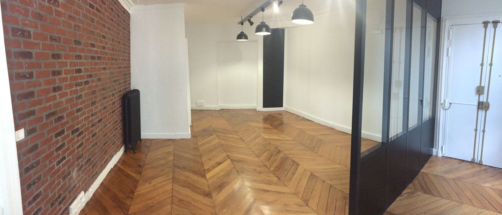 Parquet point de Hongrie rénové dans une pièce de vie