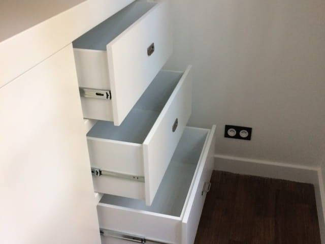 Rangements sur mesure avec grands tiroirs, intégrés sous une banquette