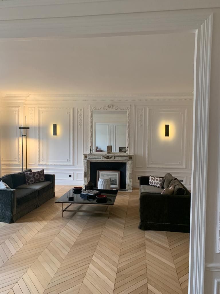 Salon en enfilade après rénovation, parquet point de Hongrie et menuiseries repeintes