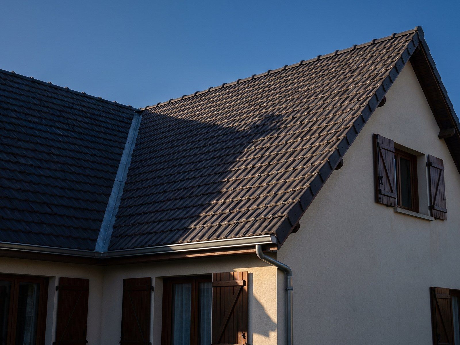 Maison après réfection complète de la couverture, faîtage et rives repris