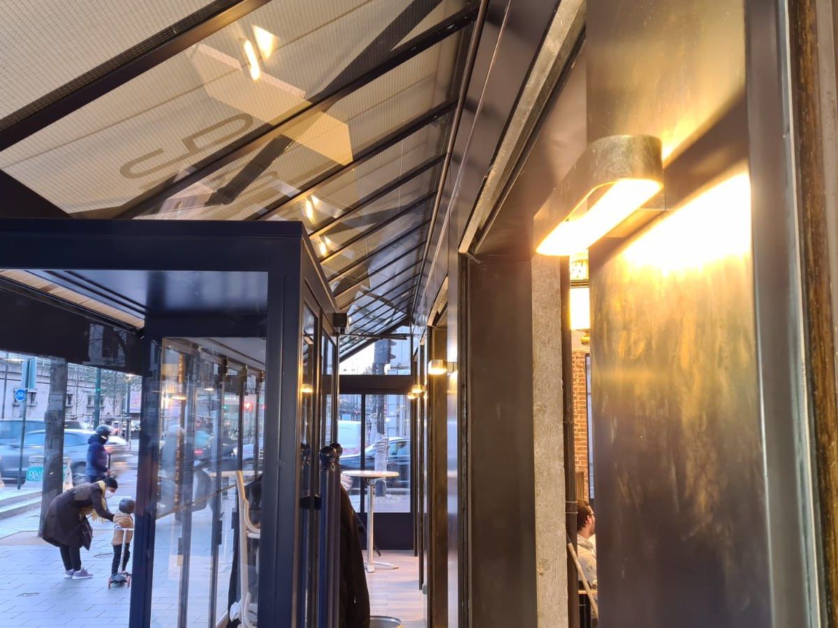 Ensemble vitré en acier noir donnant sur la rue, dans un local rénové