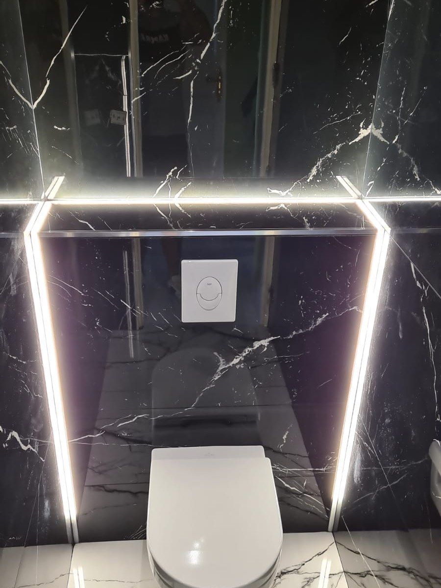 WC en marbre noir avec ligne LED encastrée courant sur le mur et le plafond
