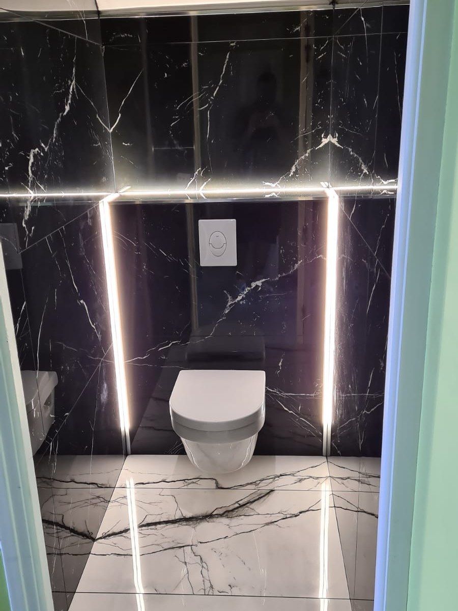 WC suspendu en marbre blanc veiné avec éclairage LED linéaire