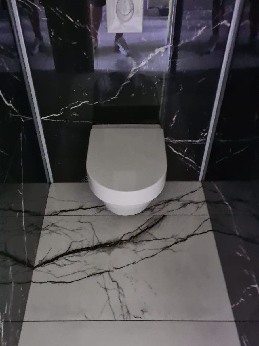 WC suspendu habillé de grand format effet marbre noir veiné